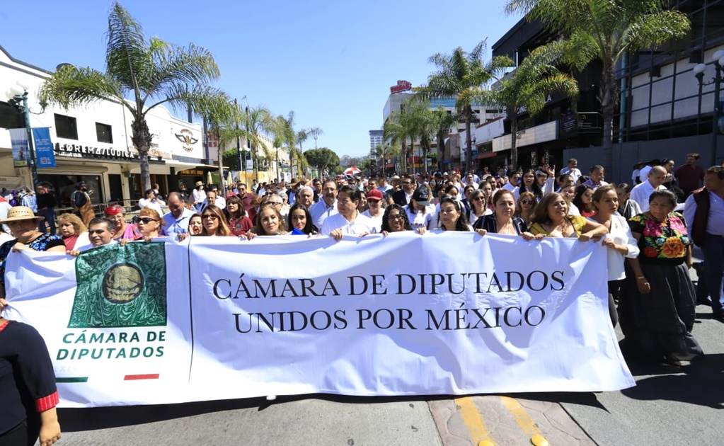 Diputados marchan en Tijuana a favor de la dignidad de México