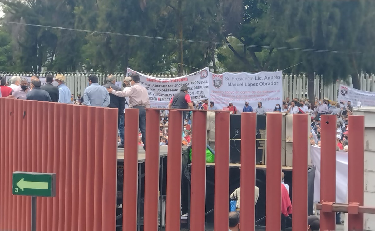 Integrantes del SME protestan afuera de San Lázaro en apoyo a reforma eléctrica de AMLO