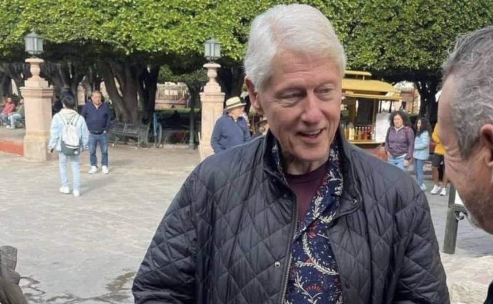 Captan a Bill Clinton en San Miguel de Allende, Guanajuato; aparece en escandalosa lista de Epstein