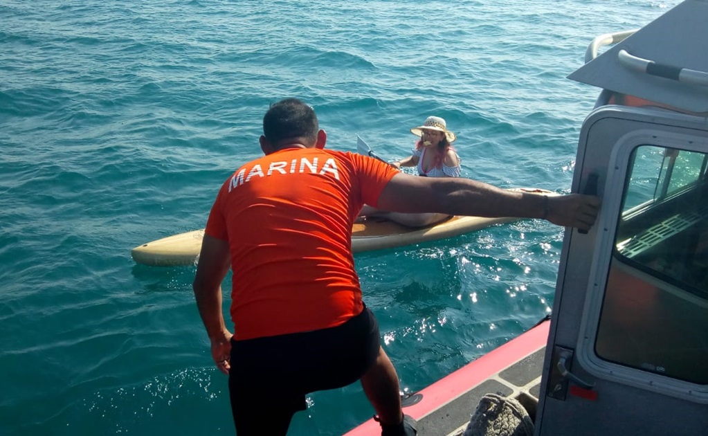 Elementos de la Marina rescatan a dos kayakistas en puerto de Veracruz