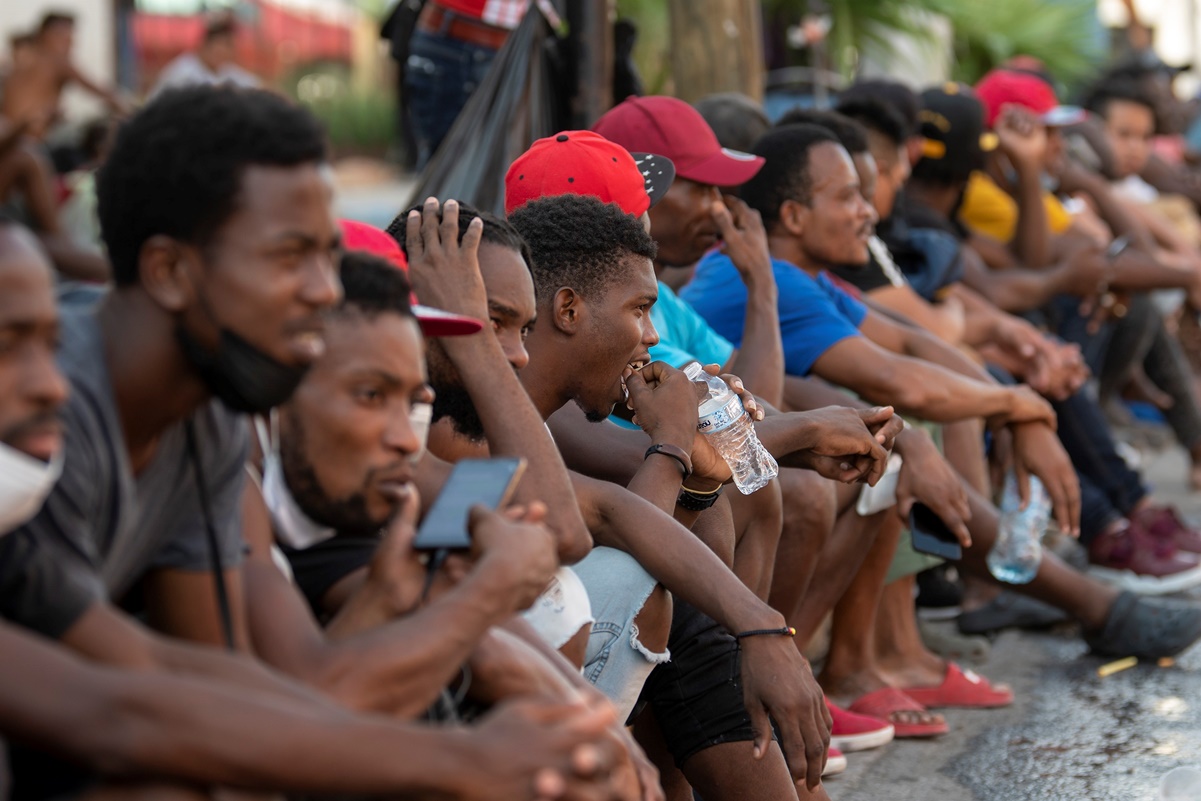 Al menos 40 migrantes mueren en incendio de una embarcación en Haití