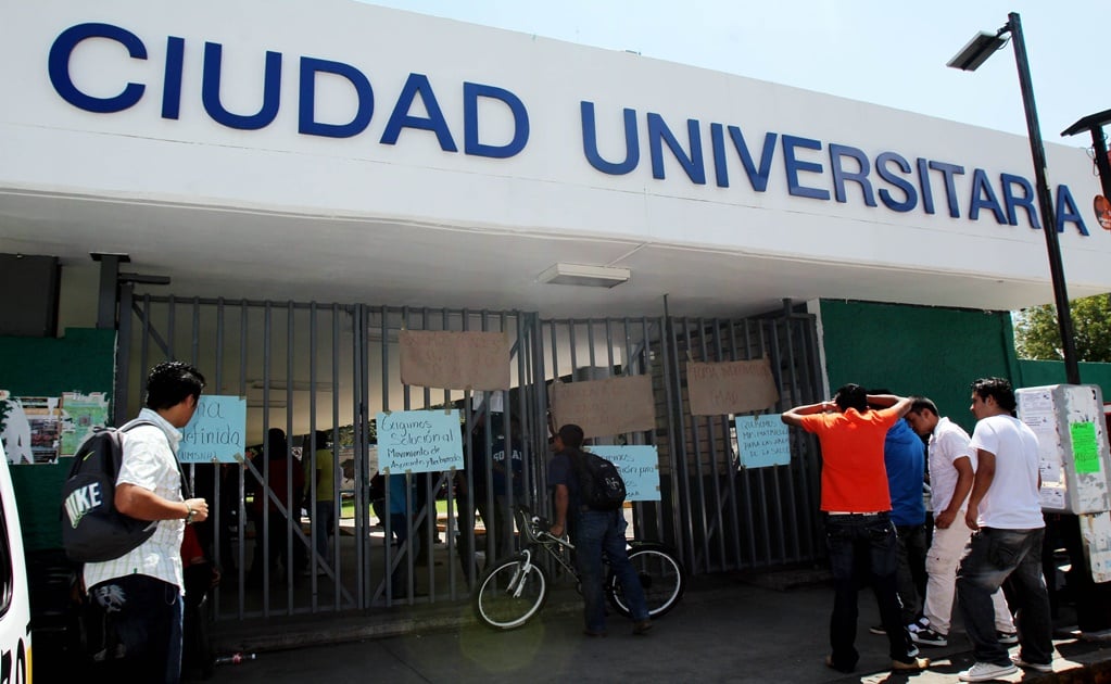 Jóvenes mantienen paralizadas actividades en Universidad Michoacana
