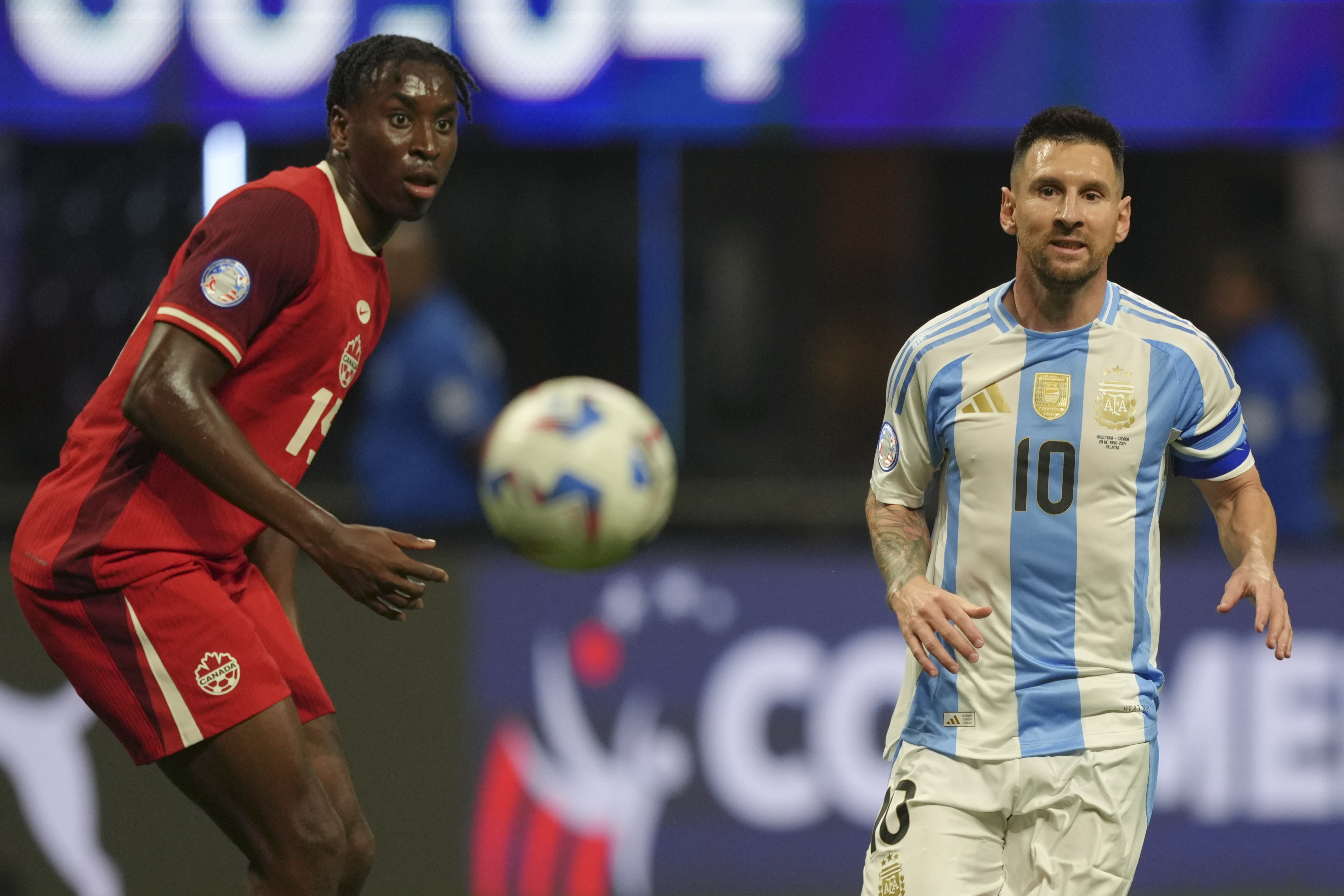 Bombito recibe insultos racistas tras fuerte entrada a Messi en la Copa América. VIDEO