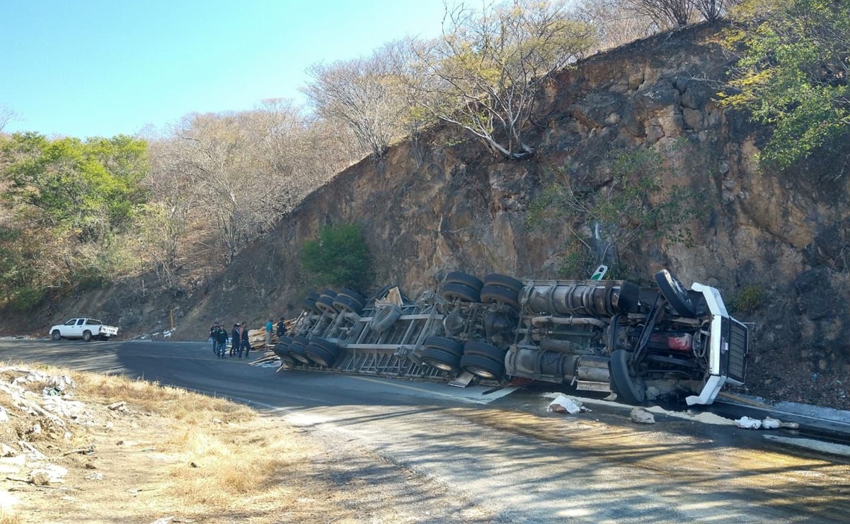 Al menos tres personas muertas deja accidente en carretera Oaxaca-Tehuantepec