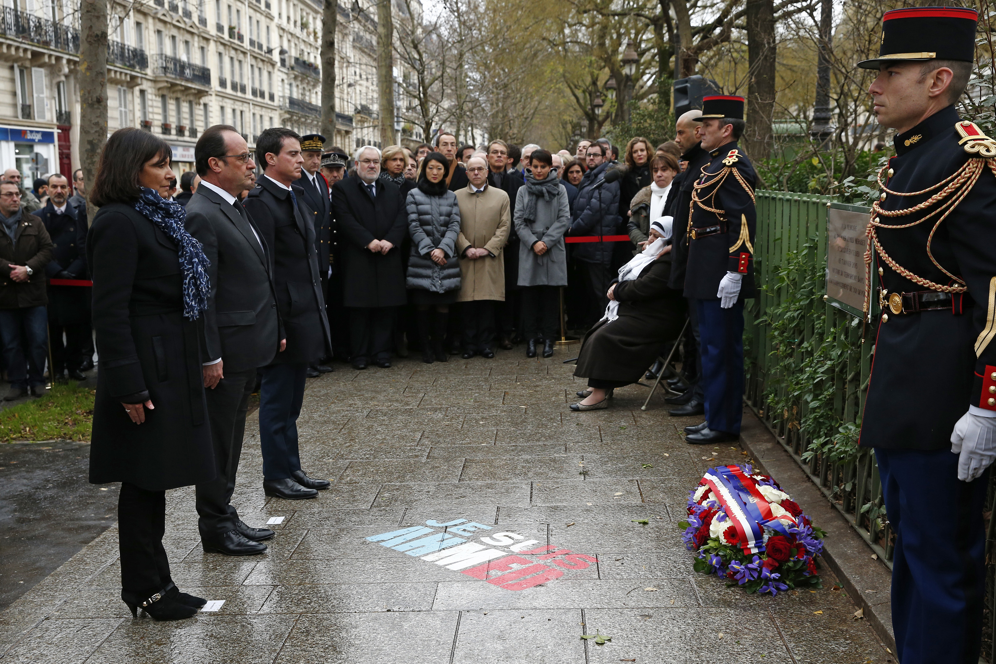 Hollande homenajea a víctimas de Charlie Hebdo