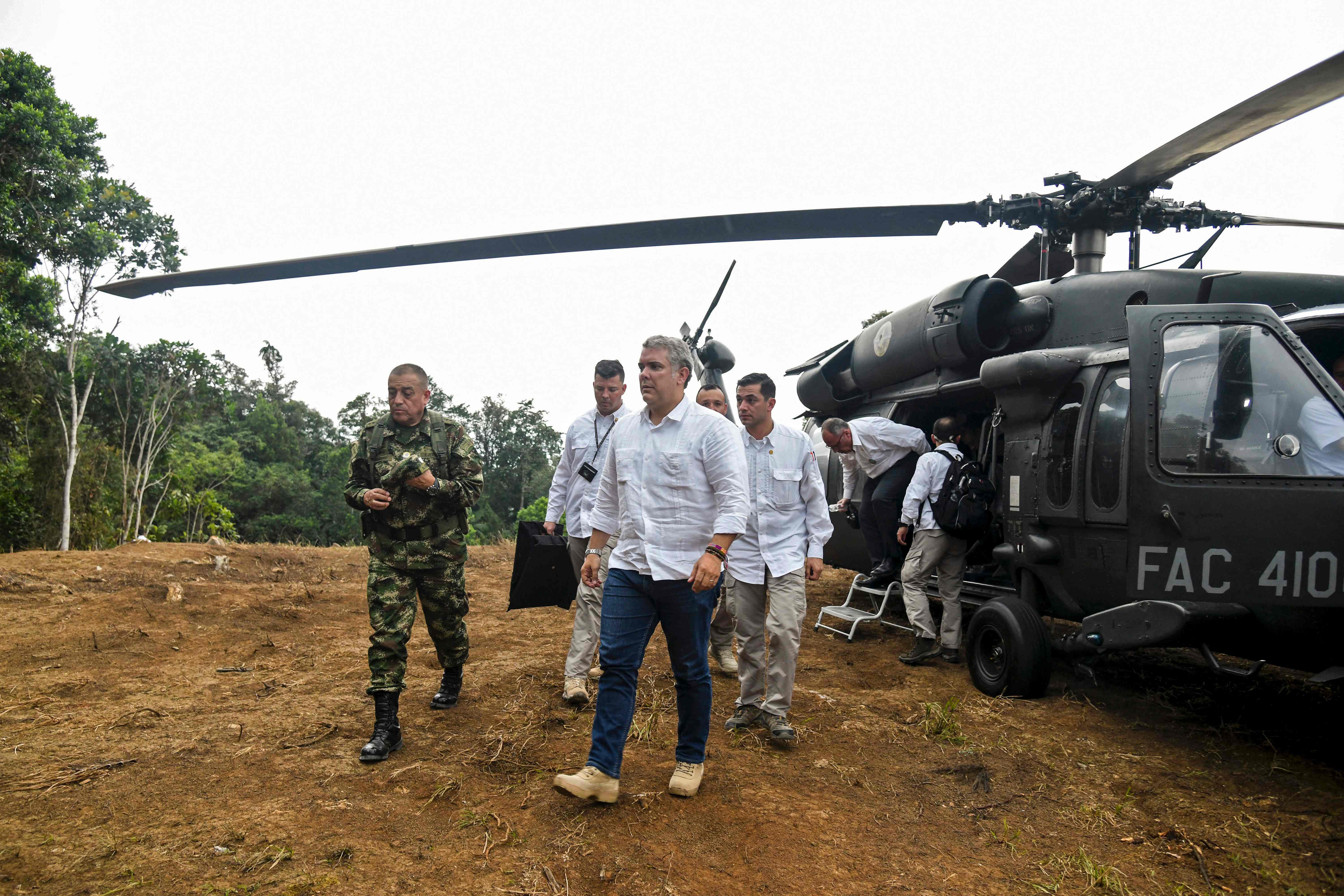 Ofrecen millonaria recompensa por información sobre ataque a helicóptero del presidente de Colombia
