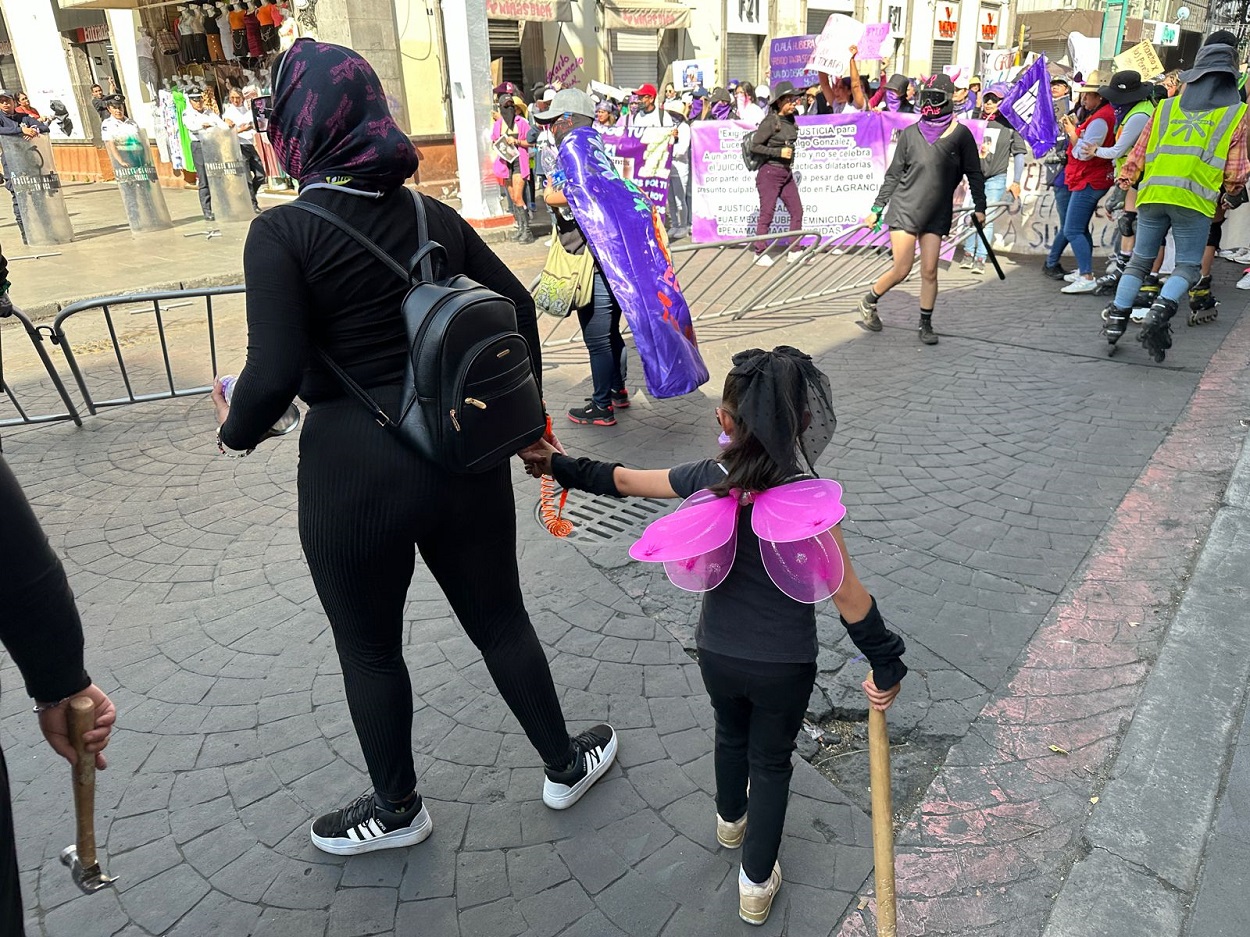 Marcha 8M. "Las Niñas también luchan"; madres llevan a sus hijas a la marcha en Edomex