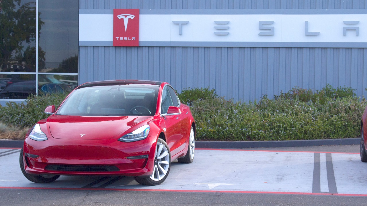 Por qué Tesla es la marca de autos que definió esta década