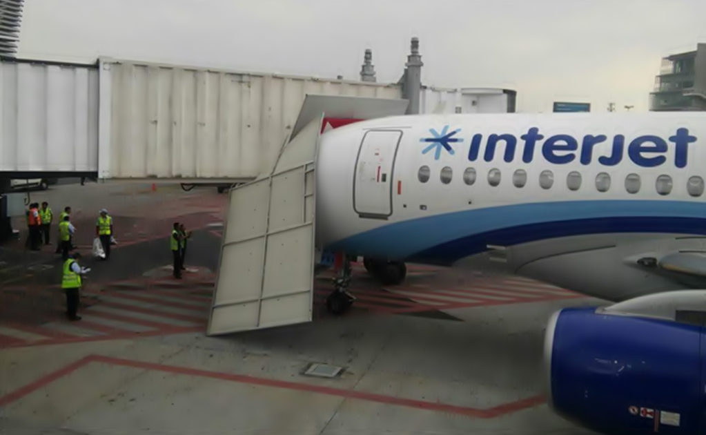 Interjet plane crashed with passenger walkway, no injuries