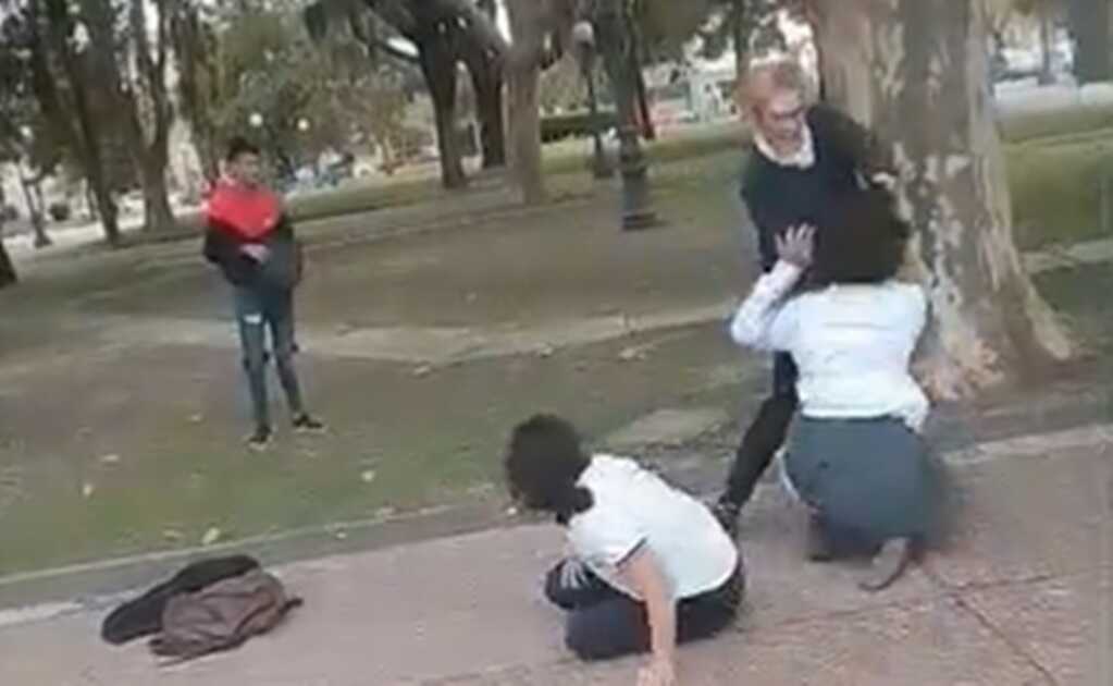 VIDEO. Mujer separa a cachetadas a dos estudiantes que estaban peleando en un parque