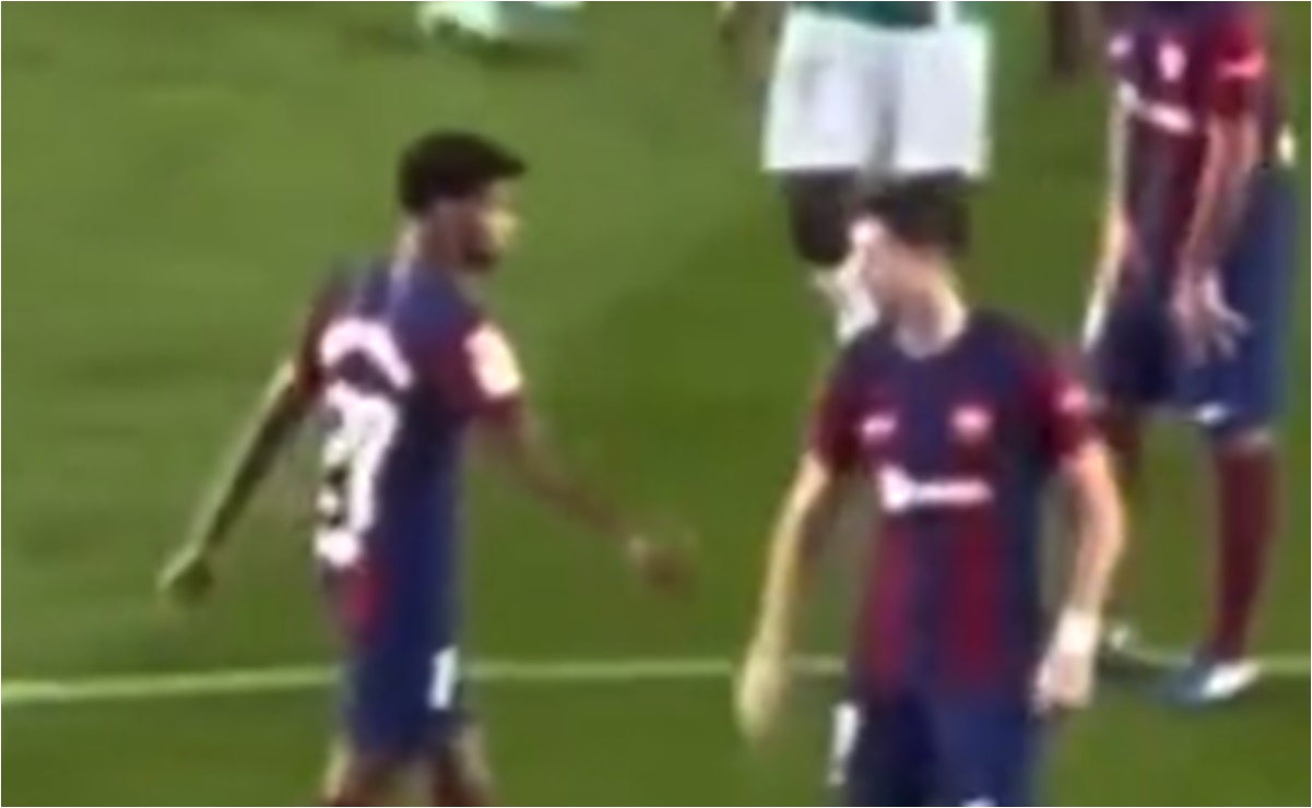 VIDEO: El polémico gesto de Robert Lewandowski a un compañero en la victoria del Barcelona