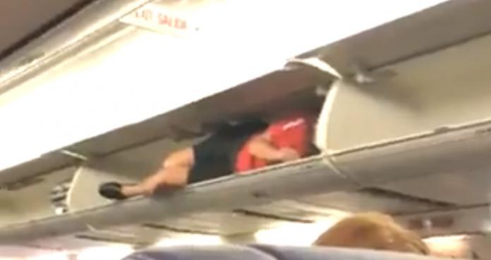 Captan a azafata “dormida” en portaequipaje de avión de Southwest