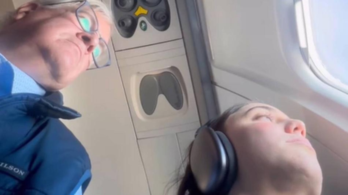 VIDEO: Mujer graba incómoda actitud de quien viaja a su lado en el avión y genera polémica