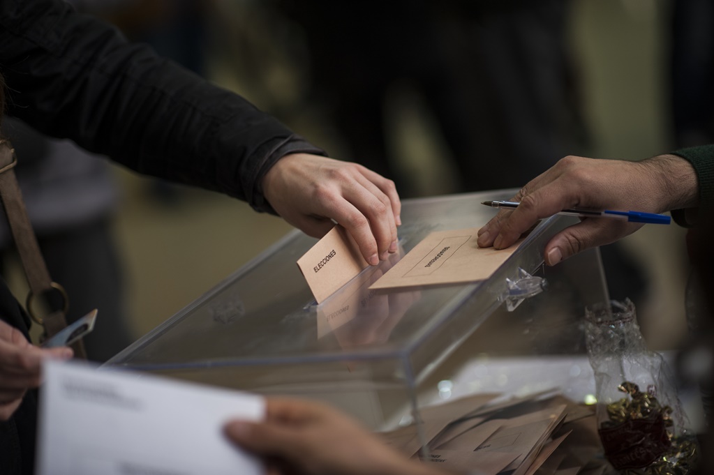 Abren colegios electorales en España