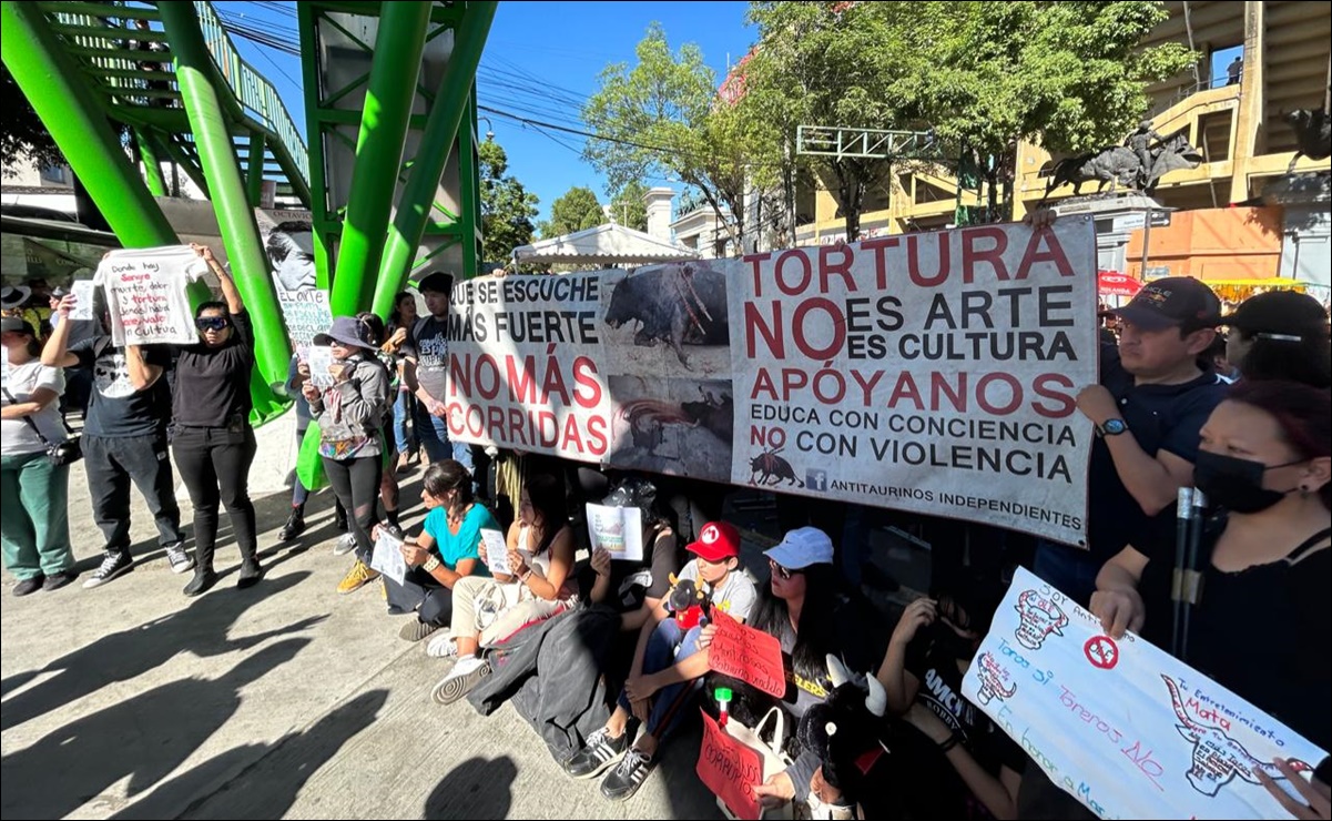 Activistas protestan pacíficamente contra las corridas de toros en La Plaza México 