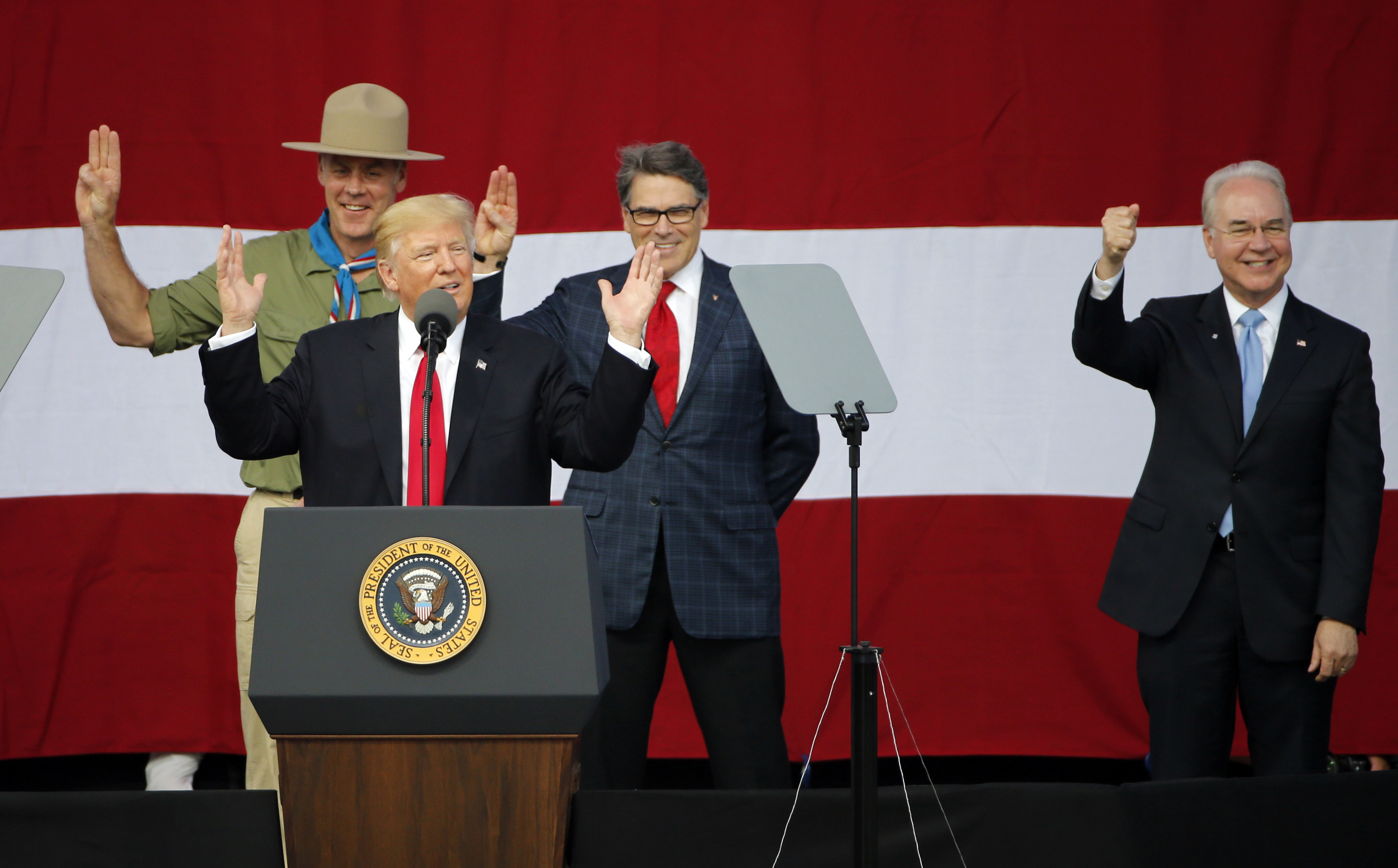 Trump convierte reunión con Boy Scouts en mitin político; provoca ola de críticas