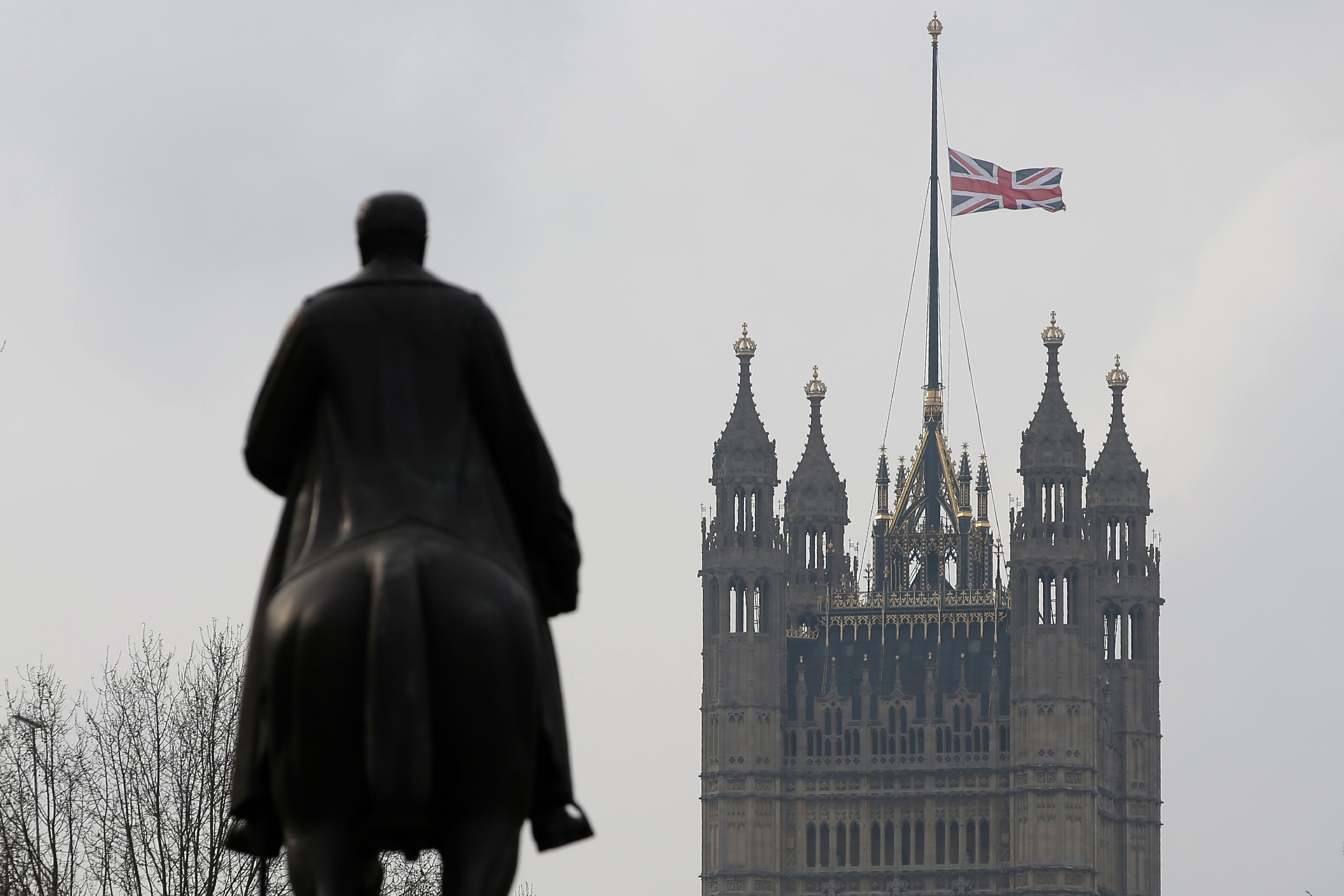 Parlamento británico guarda un minuto de silencio por víctimas en ataque