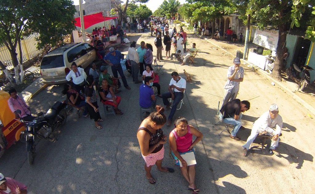 Por tercer día, damnificados esperan apoyos en calles de Juchitán