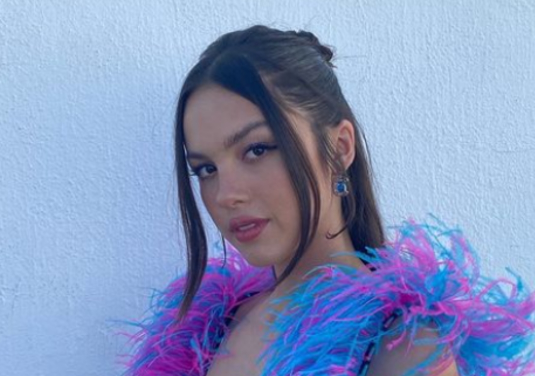 Olivia Rodrigo se une a la tendencia con bóxers masculinos y tenis 