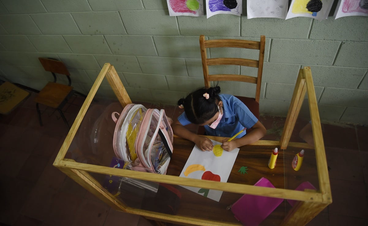 Pupitre anti-Covid: carpintero en El Salvador diseña un espacio para proteger a su hija