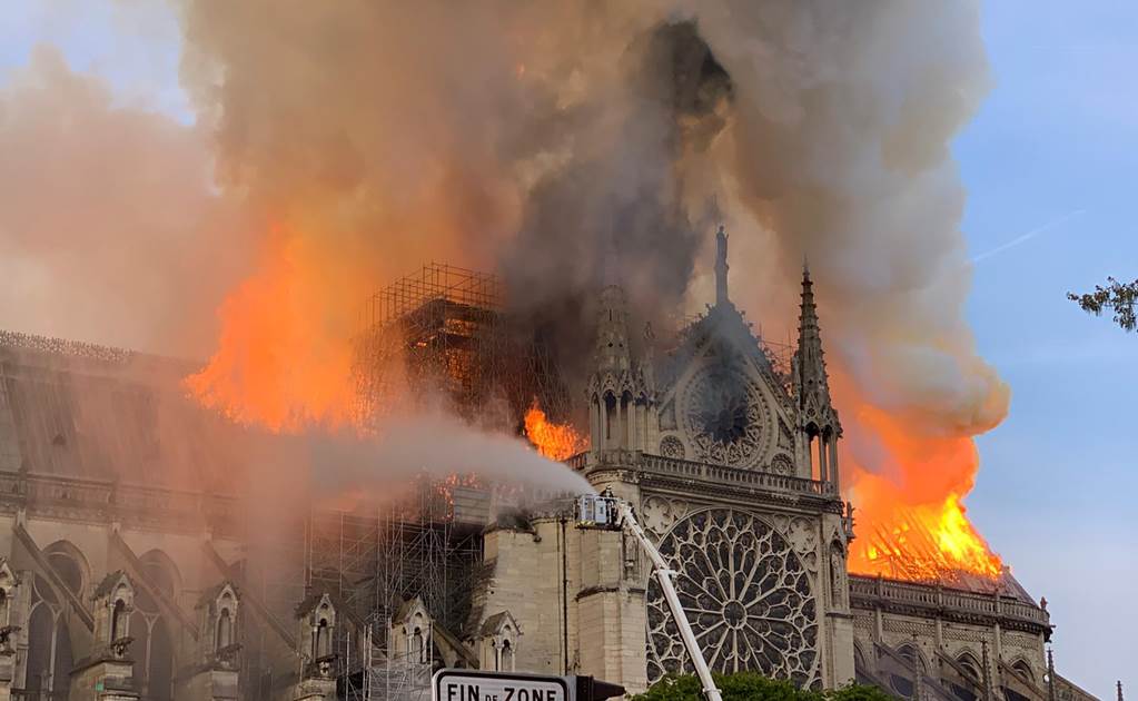 Catedral de Notre Dame. "Todo está siendo devorado por las llamas"