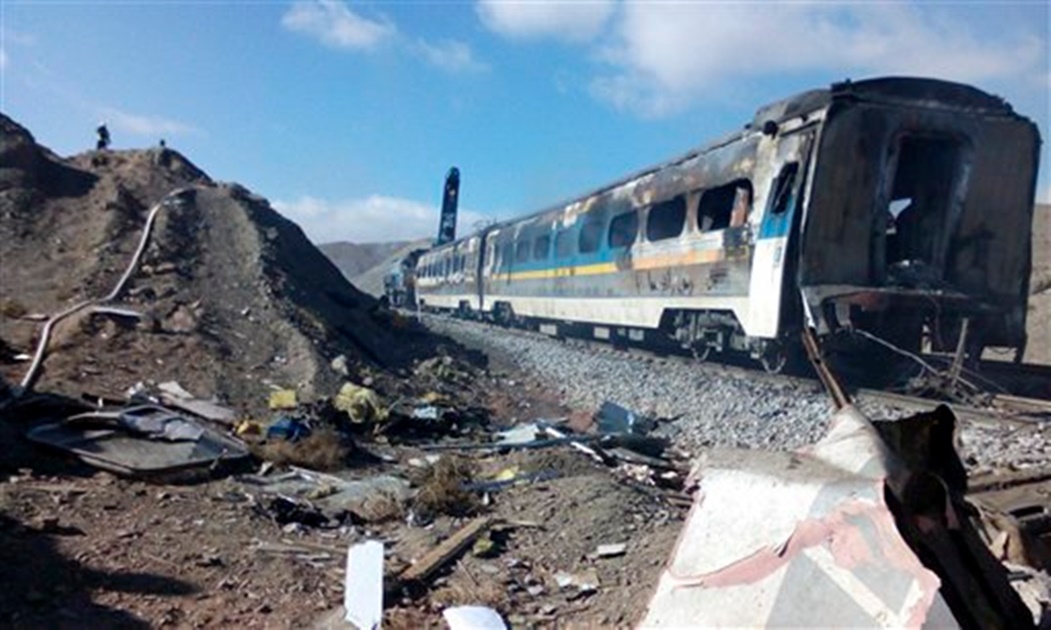 Suman 36 muertos por choque de trenes en Irán
