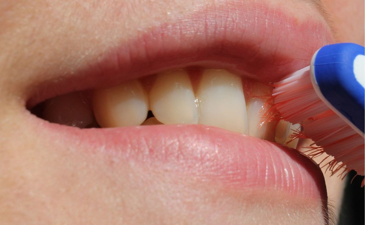 El error matutino que provoca que los dientes se pongan amarillos, según odontólogo