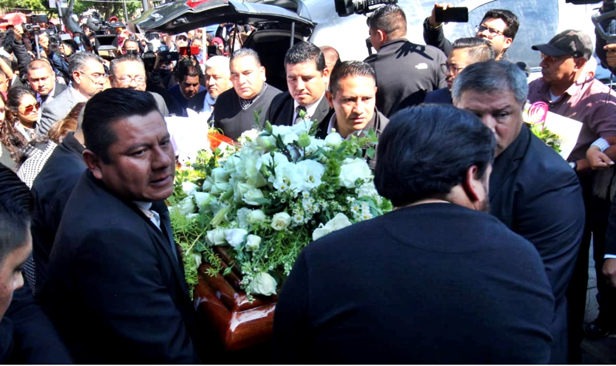 Llega féretro de Miguel Barbosa a Catedral de Tehuacán, Puebla, donde se celebrarán exequias