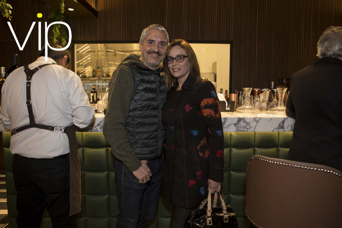 Mikel Alonso y otros foodies son atraídos por MoMa, el nuevo hot spot gastronómico de Interlomas