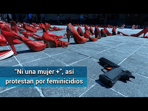 Colocan cientos de zapatillas y calcetas en el Zócalo por feminicidios