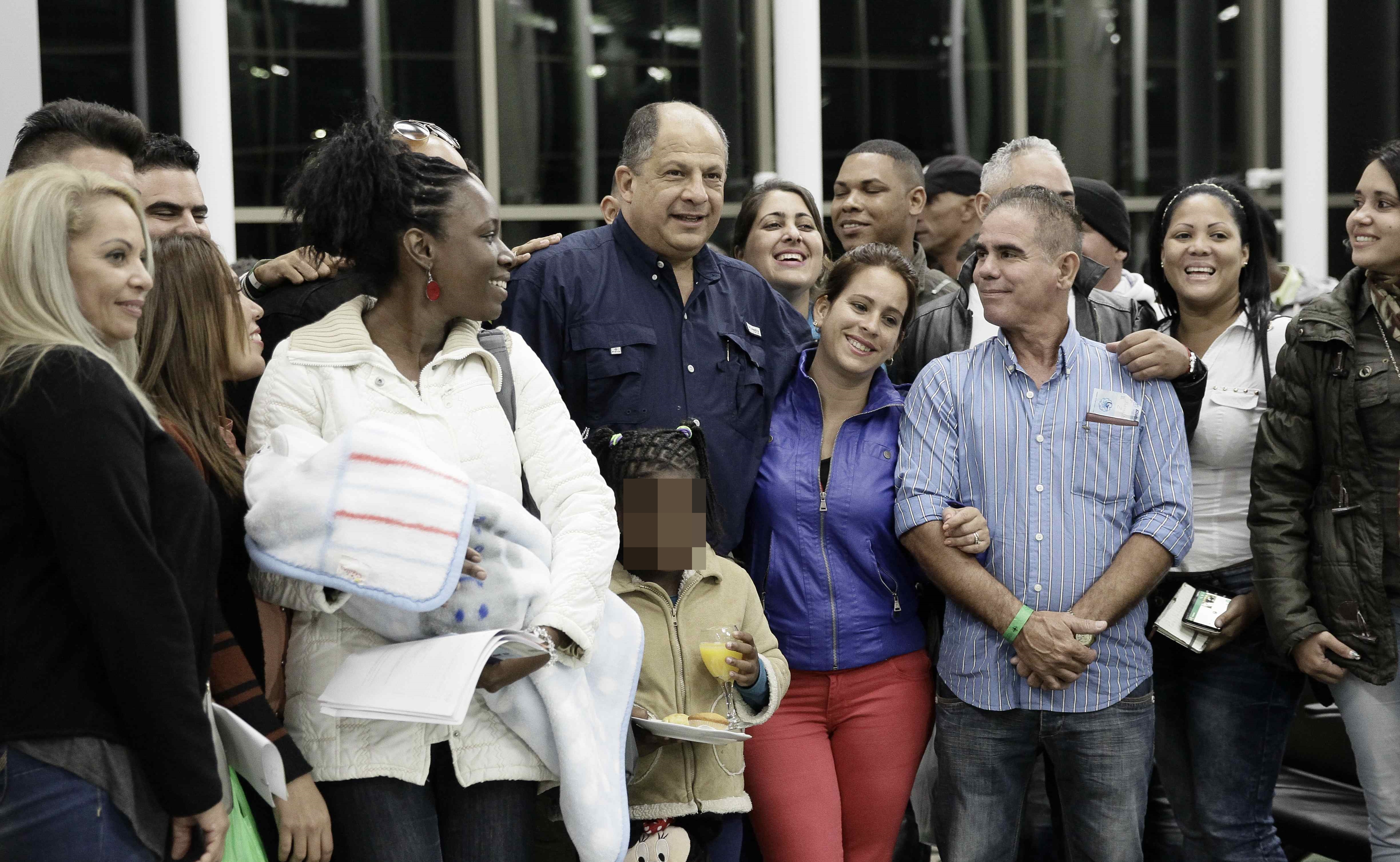 Últimos 80 cubanos reanudarán viaje a EU