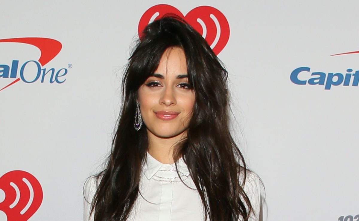 Camila Cabello se baña en bikini rojo luego de enfrentar “Bodyshaming”