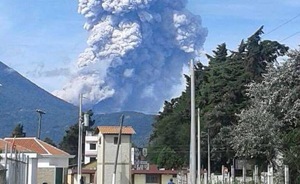 Volcán Santiaguito de Guatemala registra fuerte explosión