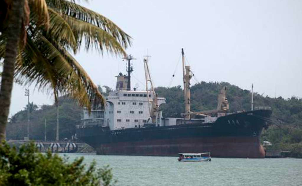 Piden incautar barco norcoreano encallado en Veracruz