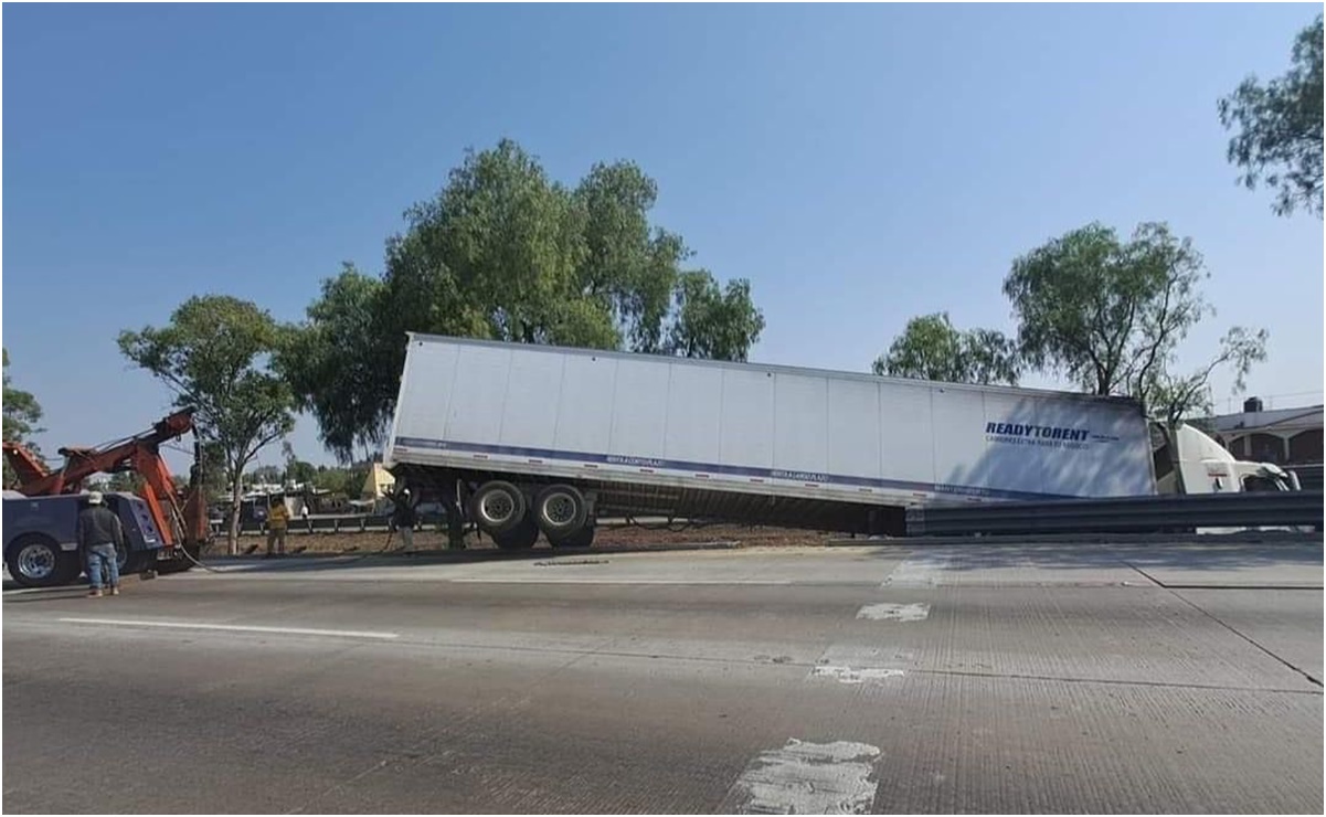 Tráiler se impacta contra muro de contención en la autopista México-Querétaro; tres carriles se encuentran obstruidos