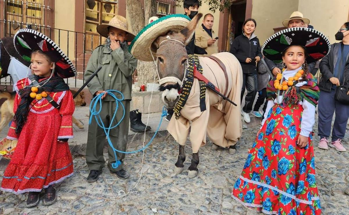 Real de Catorce celebró el 112 Aniversario de la Revolución Mexicana con peculiar desfile y carrera de burritos 