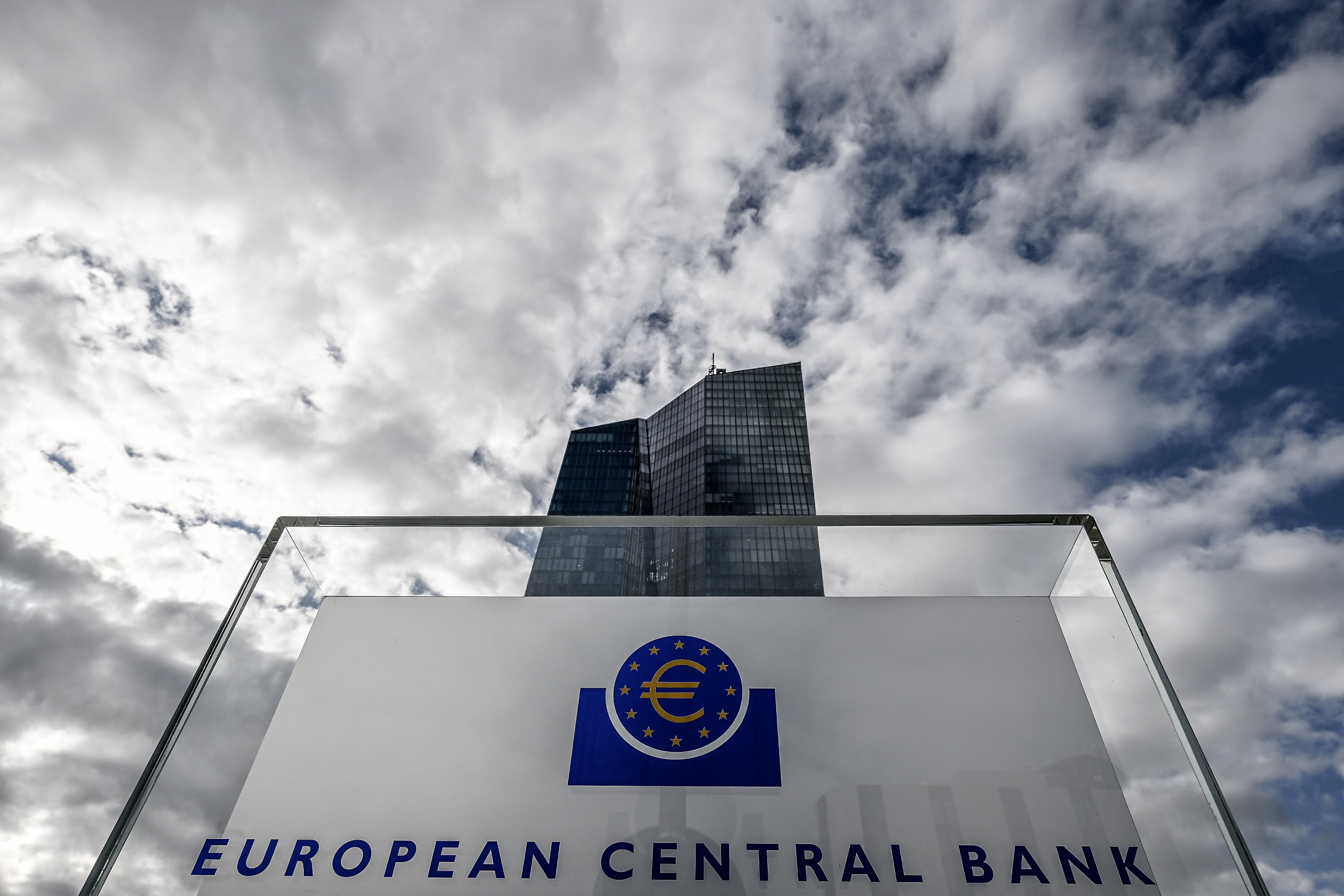 Banco Central Europeo mantiene los tipos de interés en 4.5%, pero se abre a reducirlos en el futuro