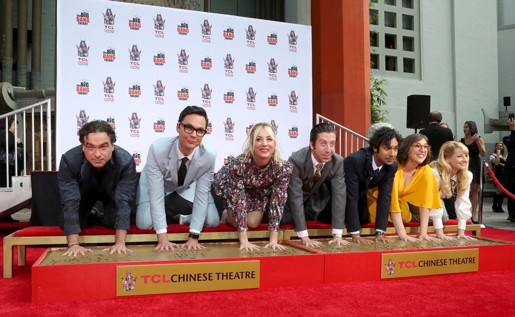 Estrellas de "The Big Bang Theory" inmortalizan sus huellas en Hollywood