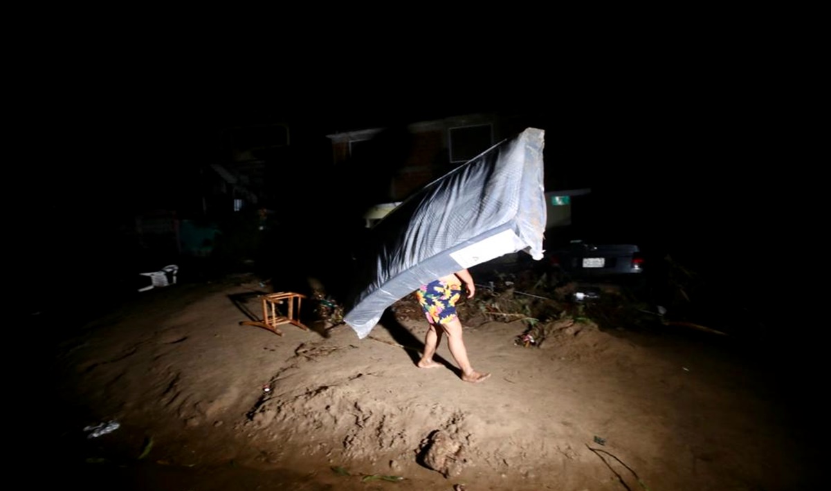Tres mujeres narran cómo vivieron el paso del poderoso huracán “Otis” por Acapulco