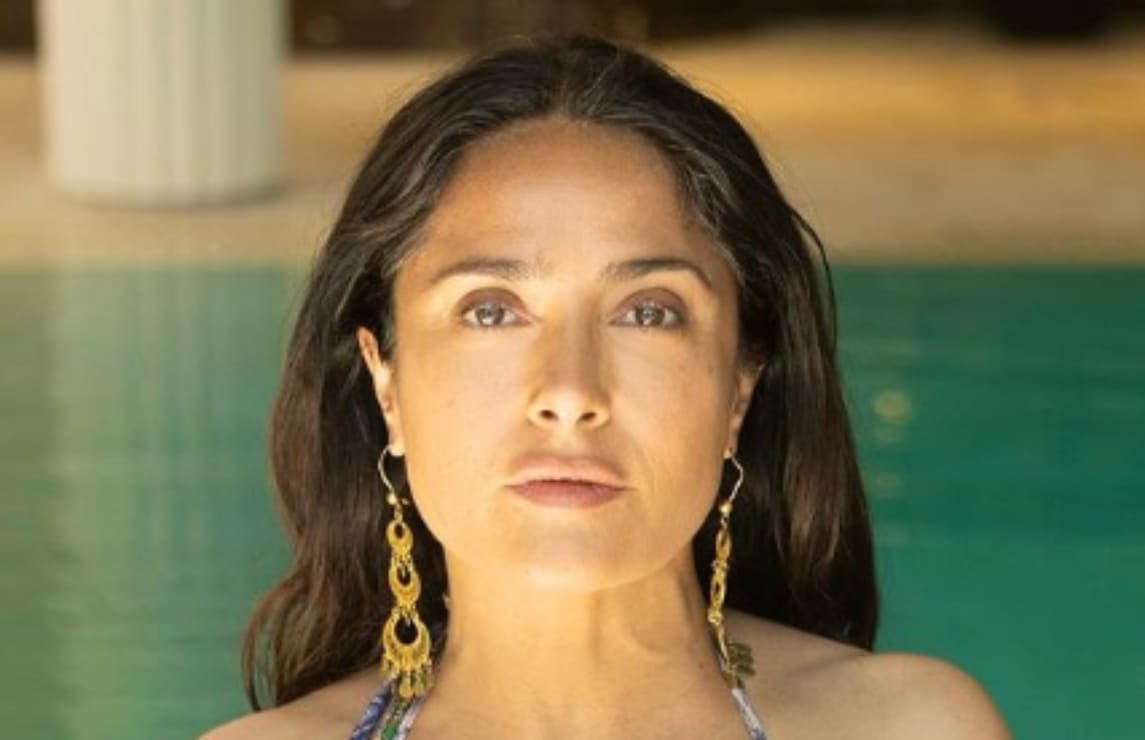 Salma Hayek, desde México, presume silueta de infarto con vestido transparente