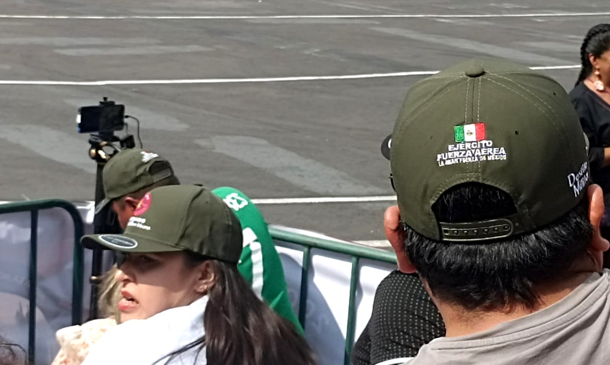 Regala Ejército “souvenirs” en el marco del desfile cívico-militar de Independencia