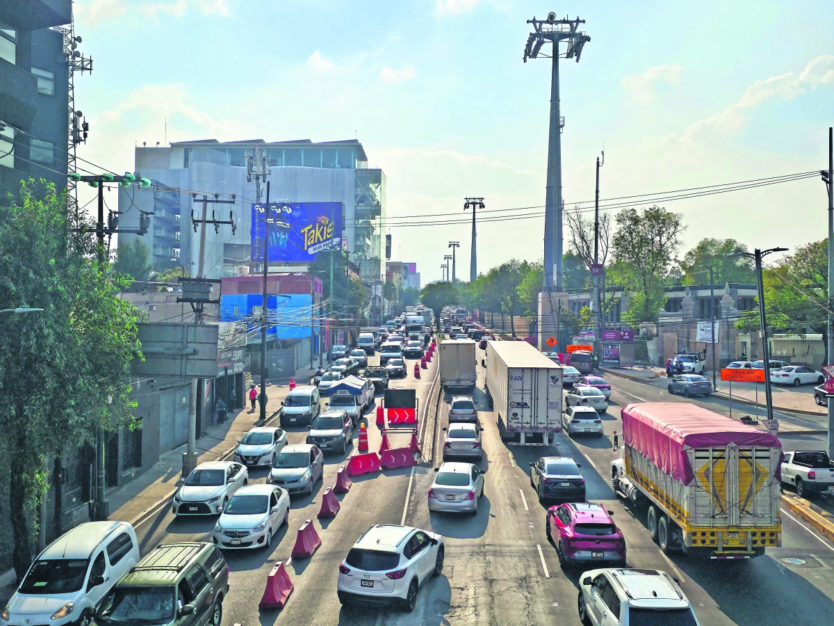 Padecen caos vial en Constituyentes por obras del Cablebús