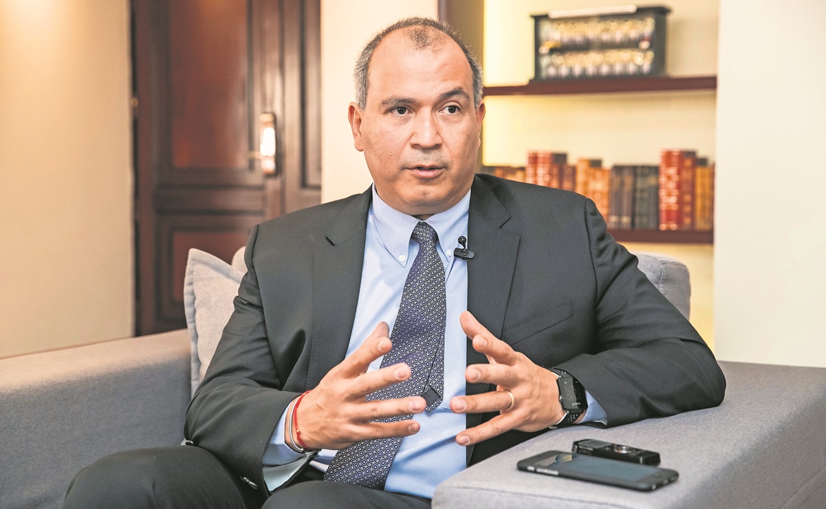Exdirector de Pemex, Carlos Treviño, va contra FGR y Lozoya