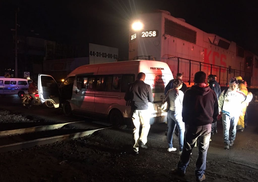 Embiste tren a combi en Morelia; hay 8 lesionados
