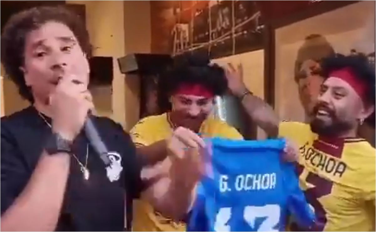 VIDEO: Guillermo Ochoa hace feliz a sus dobles italiano con playera de la Selección Mexicana