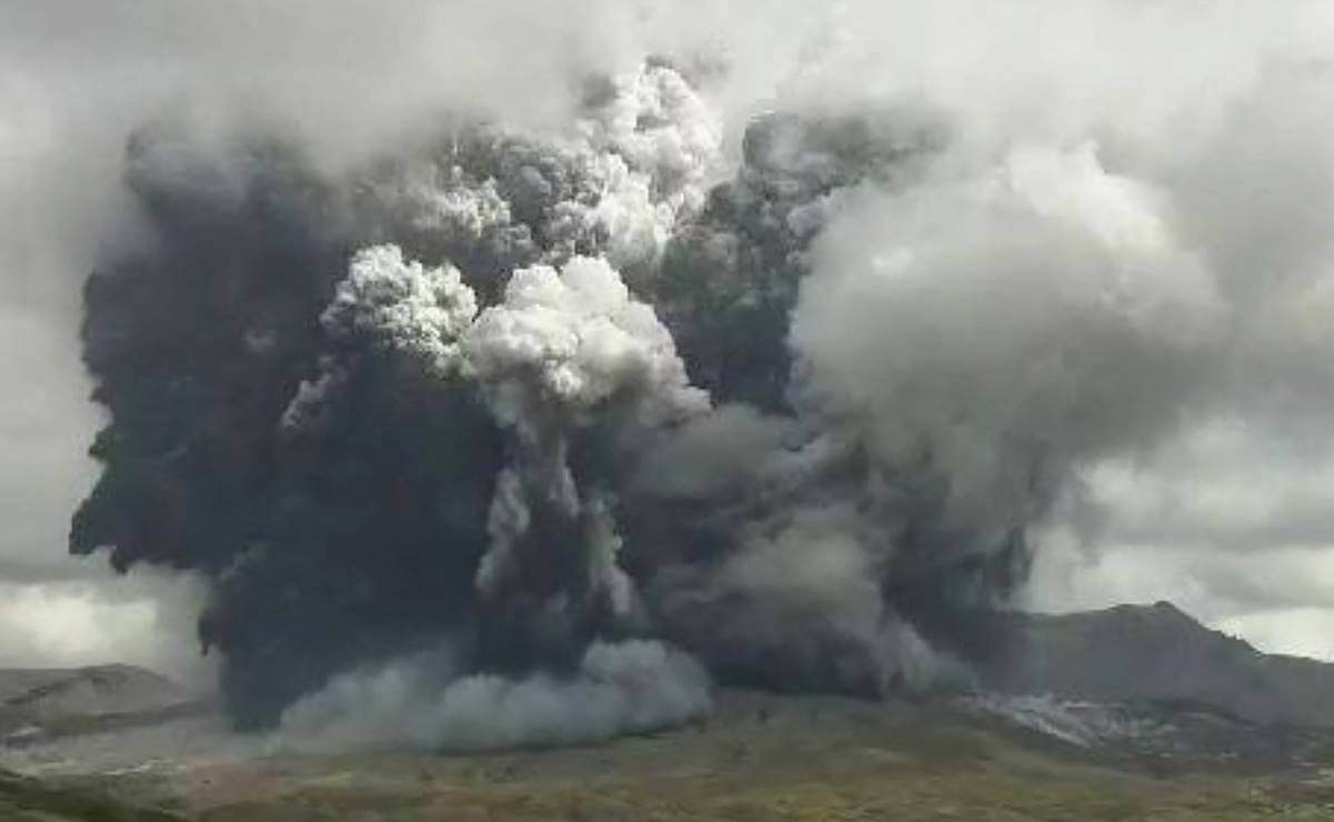 Así se vio en fotos la gigantesca columna de cenizas tras erupción del volcán Aso en Japón