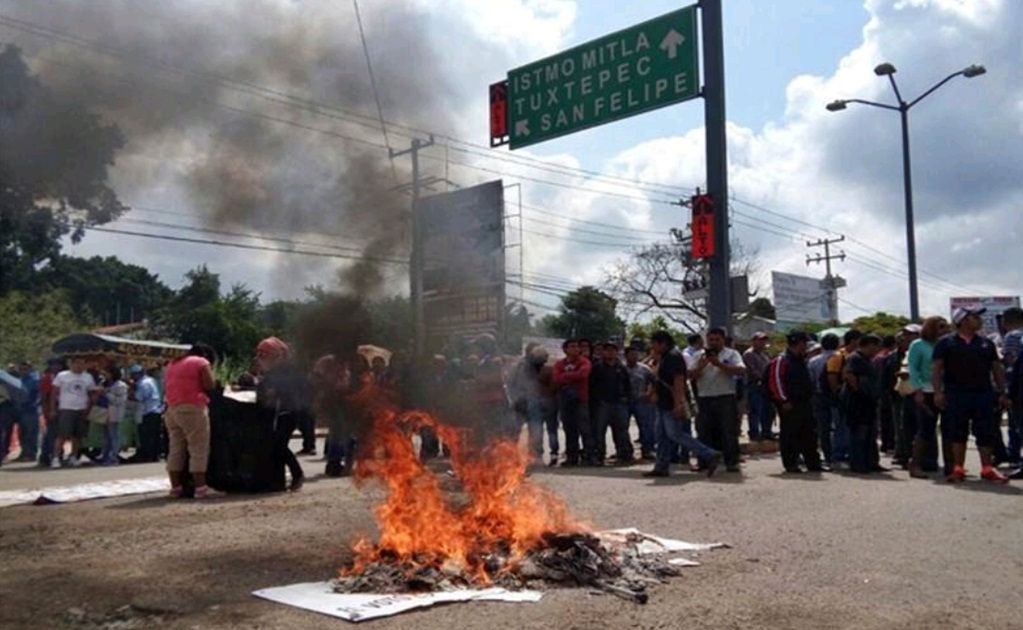 CNTE arriba al Zócalo de Oaxaca; queman material electoral