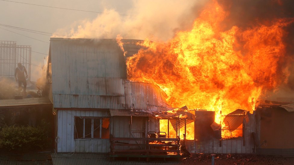 ¿Qué hay detrás del voraz incendio que consumió al menos 245 casas en Chile?
