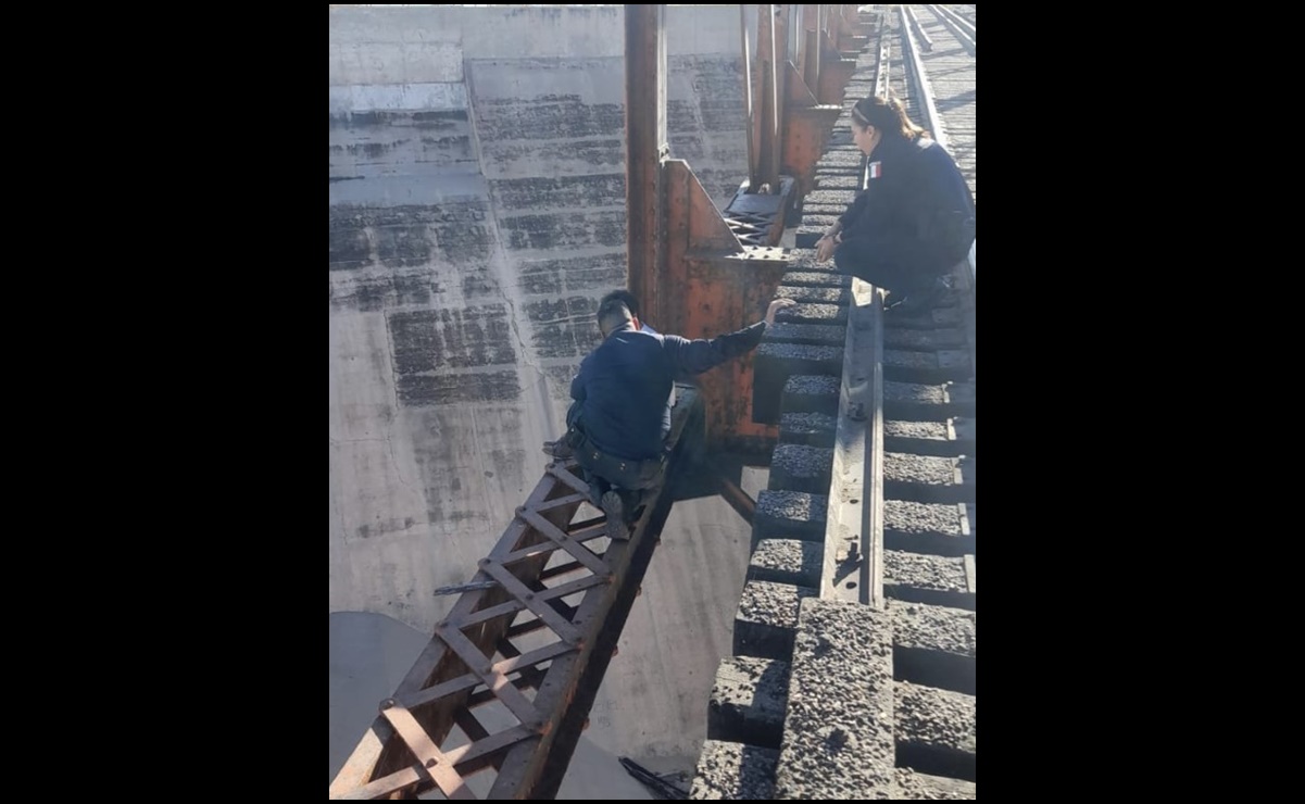 Policía salva a menor de 15 años de arrojarse desde puente de presa de Hermosillo