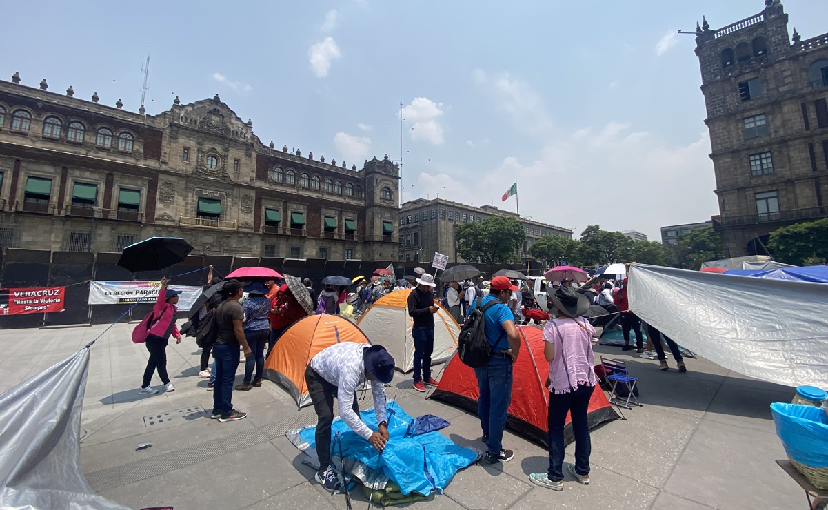 CNTE dice que plantón en el Zócalo continua de forma indefinida, tras manifestación de “Marea Rosa”